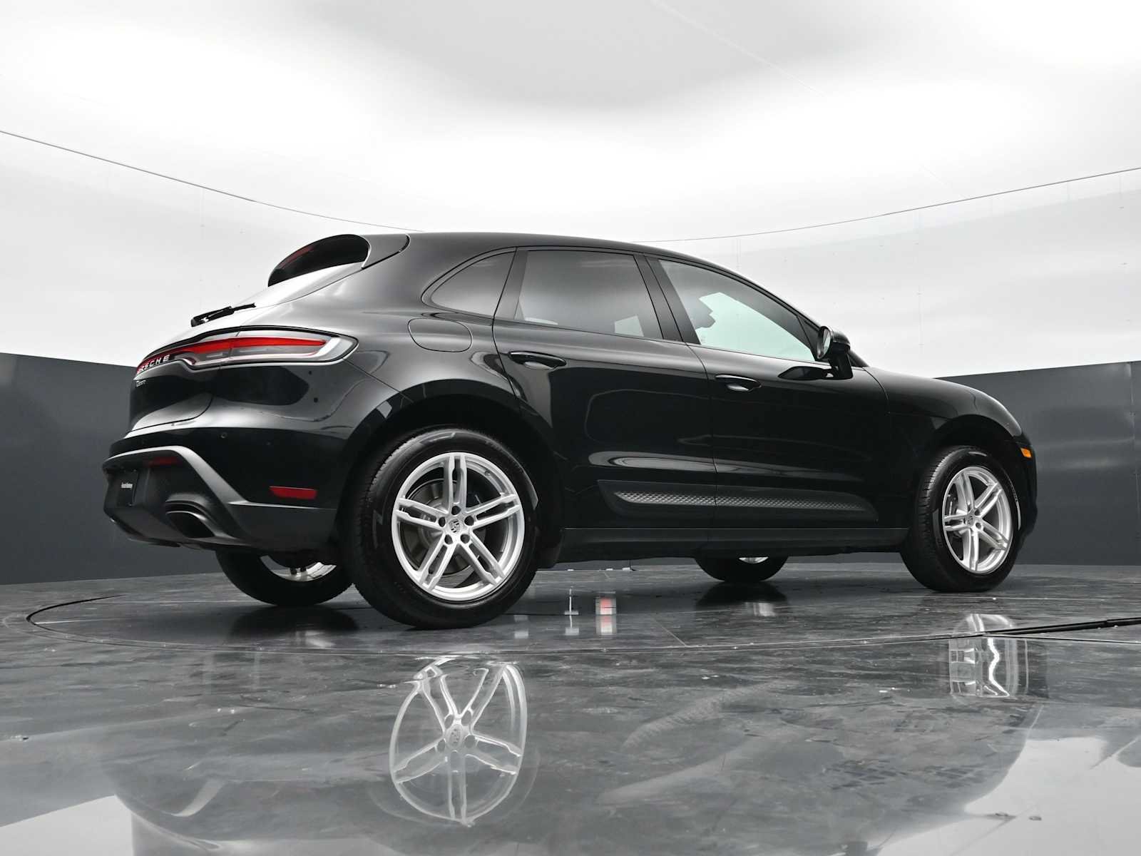 Certified 2024 Porsche Macan AWD/4WD image 39