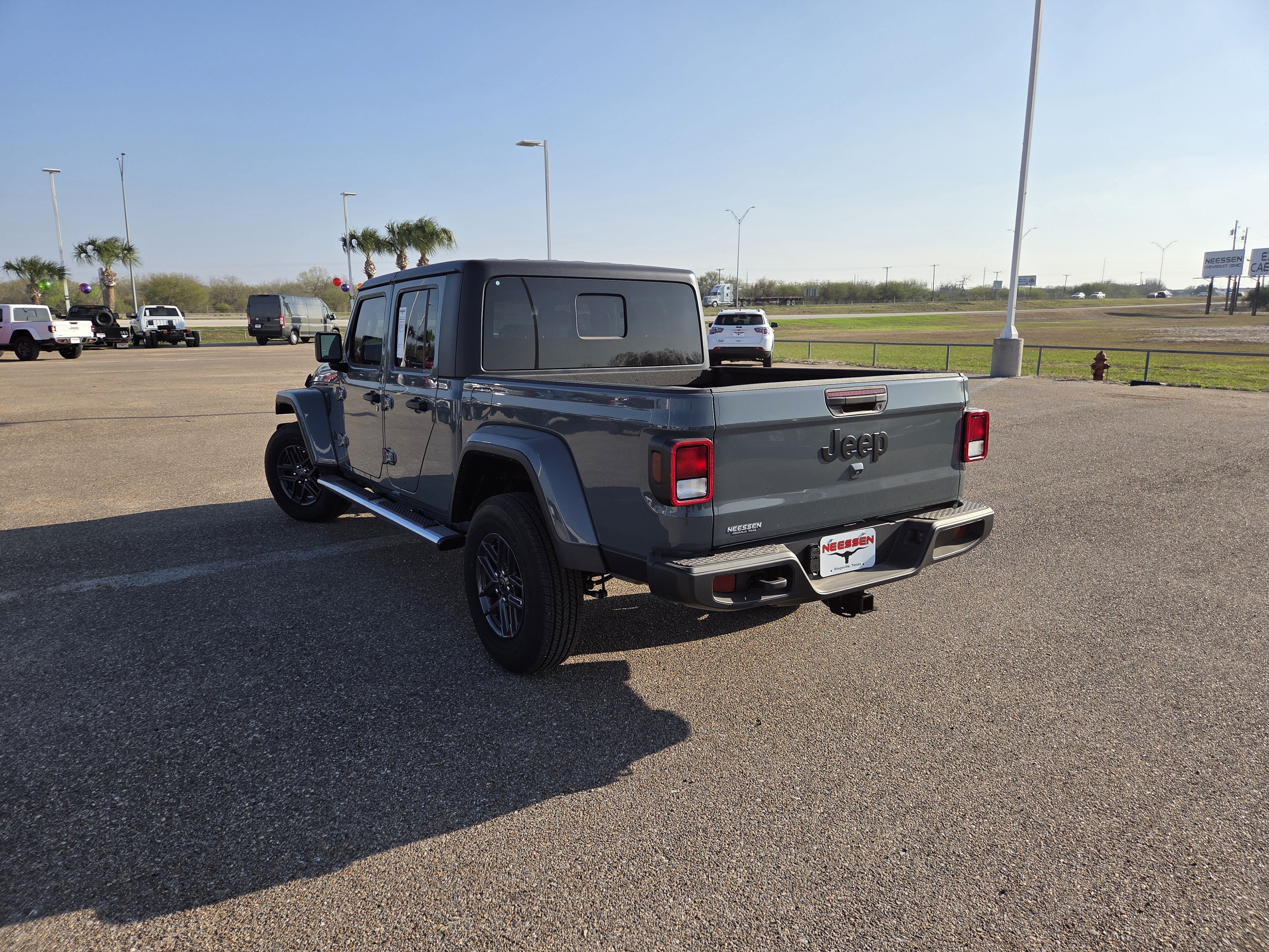 Used 2025 Jeep Gladiator Sport AWD/4WD image 5