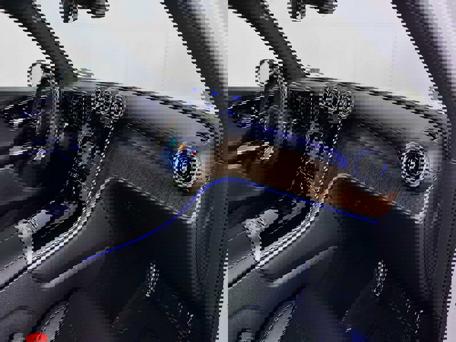 Used 2025 Mercedes-Benz GLC 300 4MATIC image 30