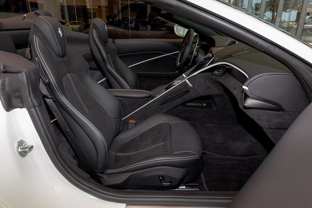 Used 2024 Ferrari Roma Spider image 33