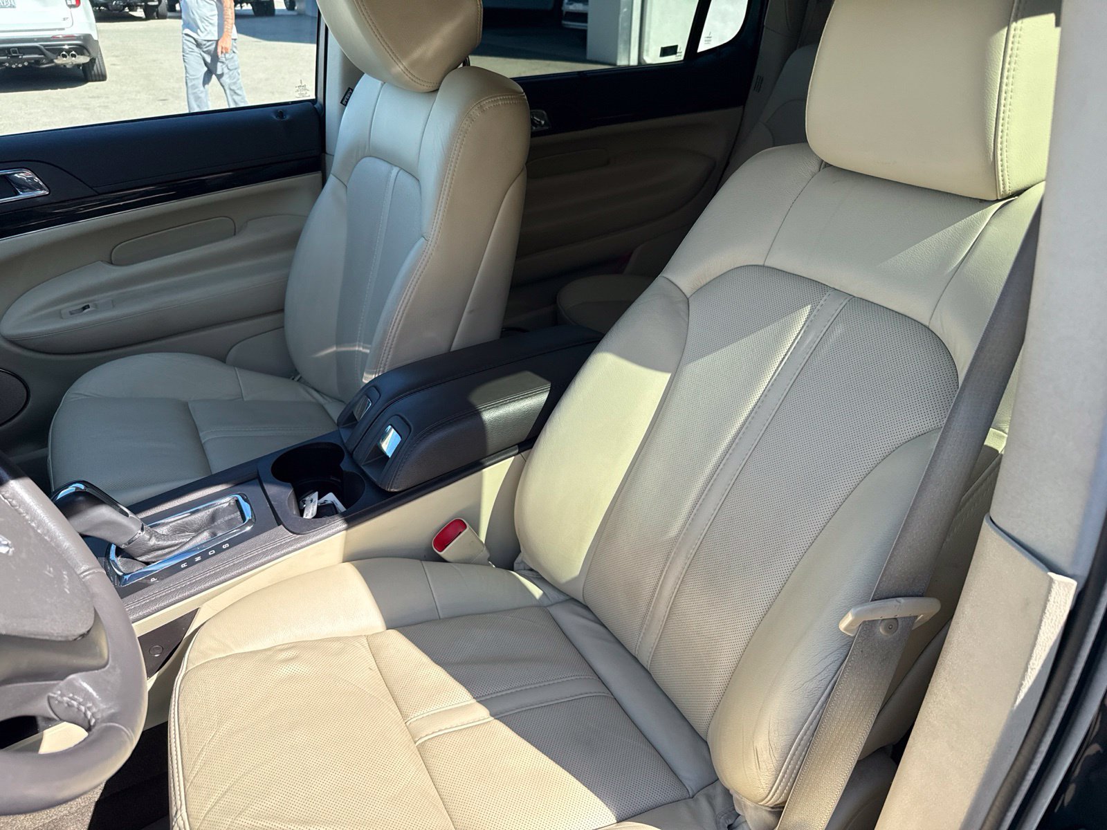 Used 2013 Lincoln MKT AWD image 10