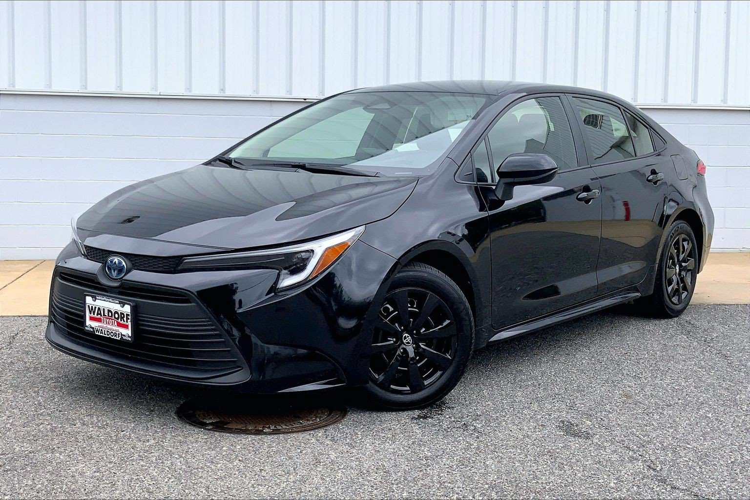 Used 2025 Toyota Corolla LE FWD image 2
