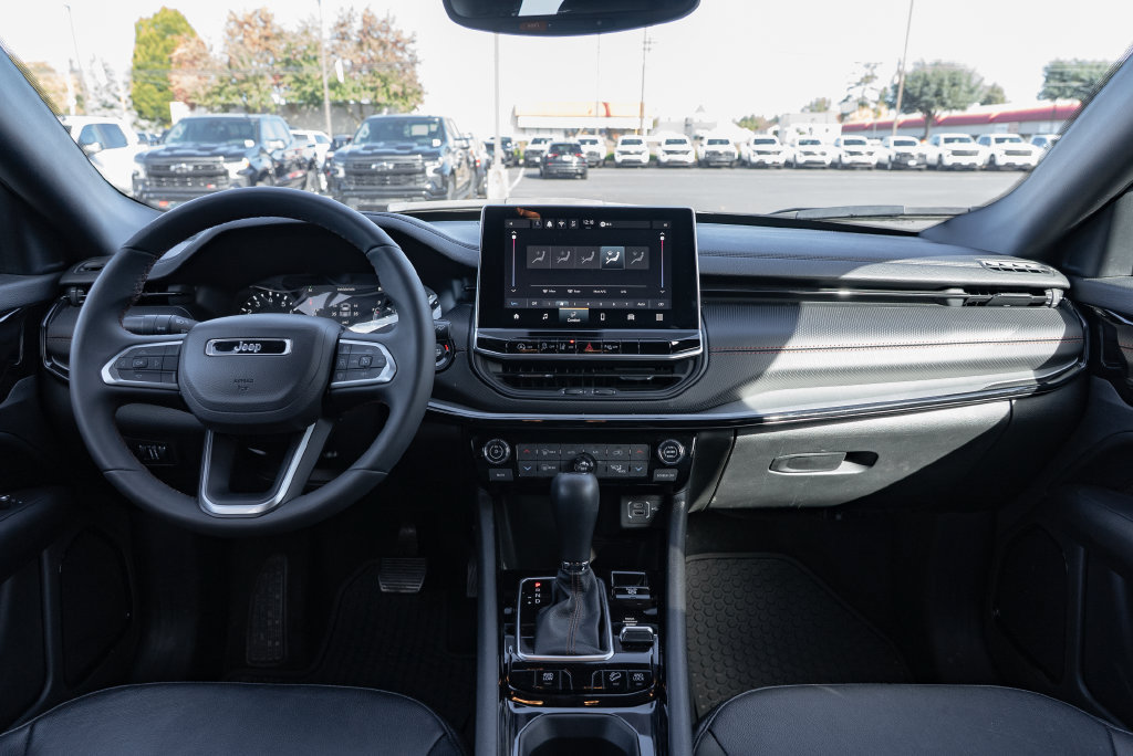 Used 2025 Jeep Compass Trailhawk AWD/4WD image 9