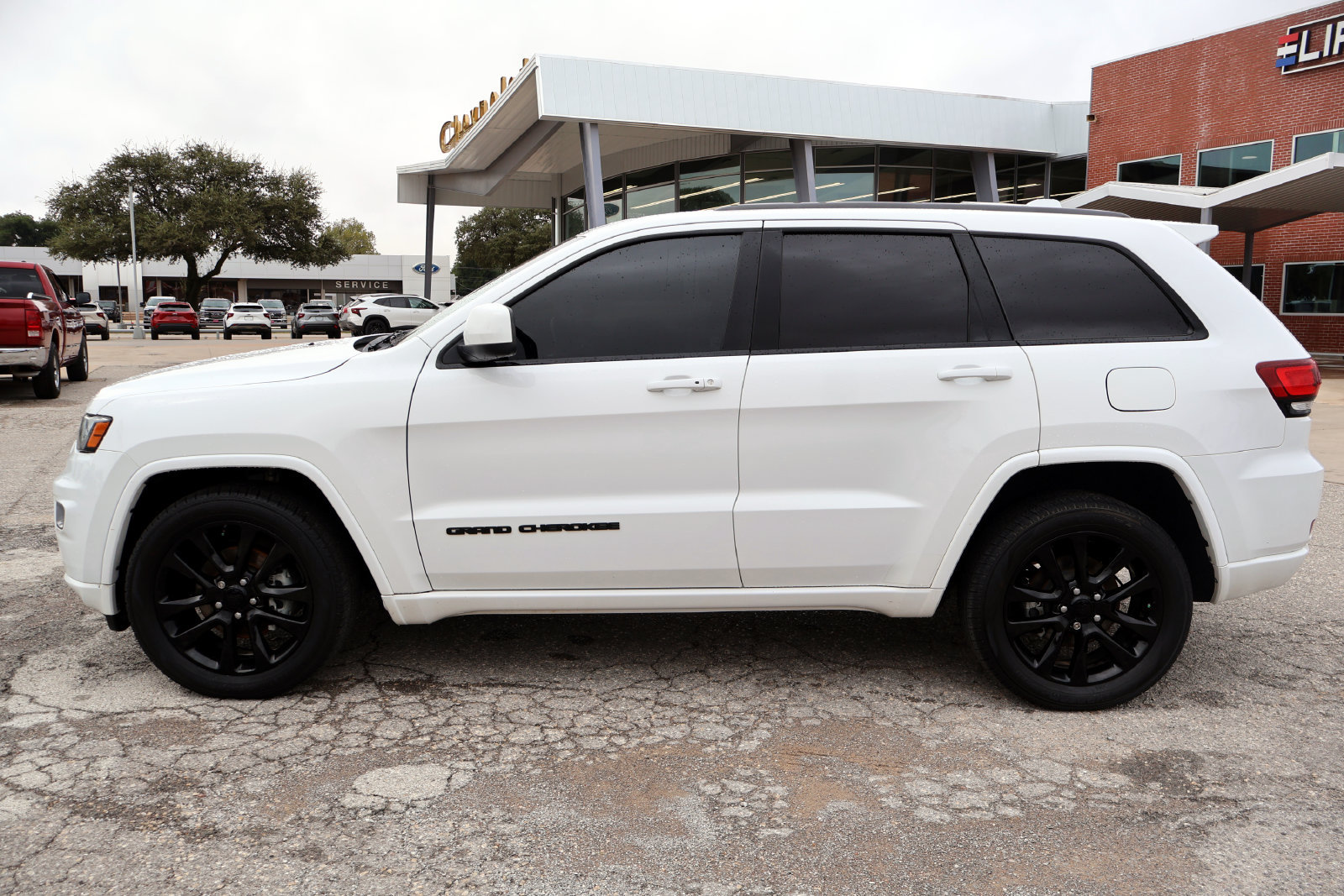 Used 2019 Jeep Grand Cherokee Altitude AWD/4WD image 2