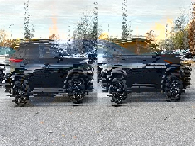 Used 2023 Nissan Rogue SV image 2