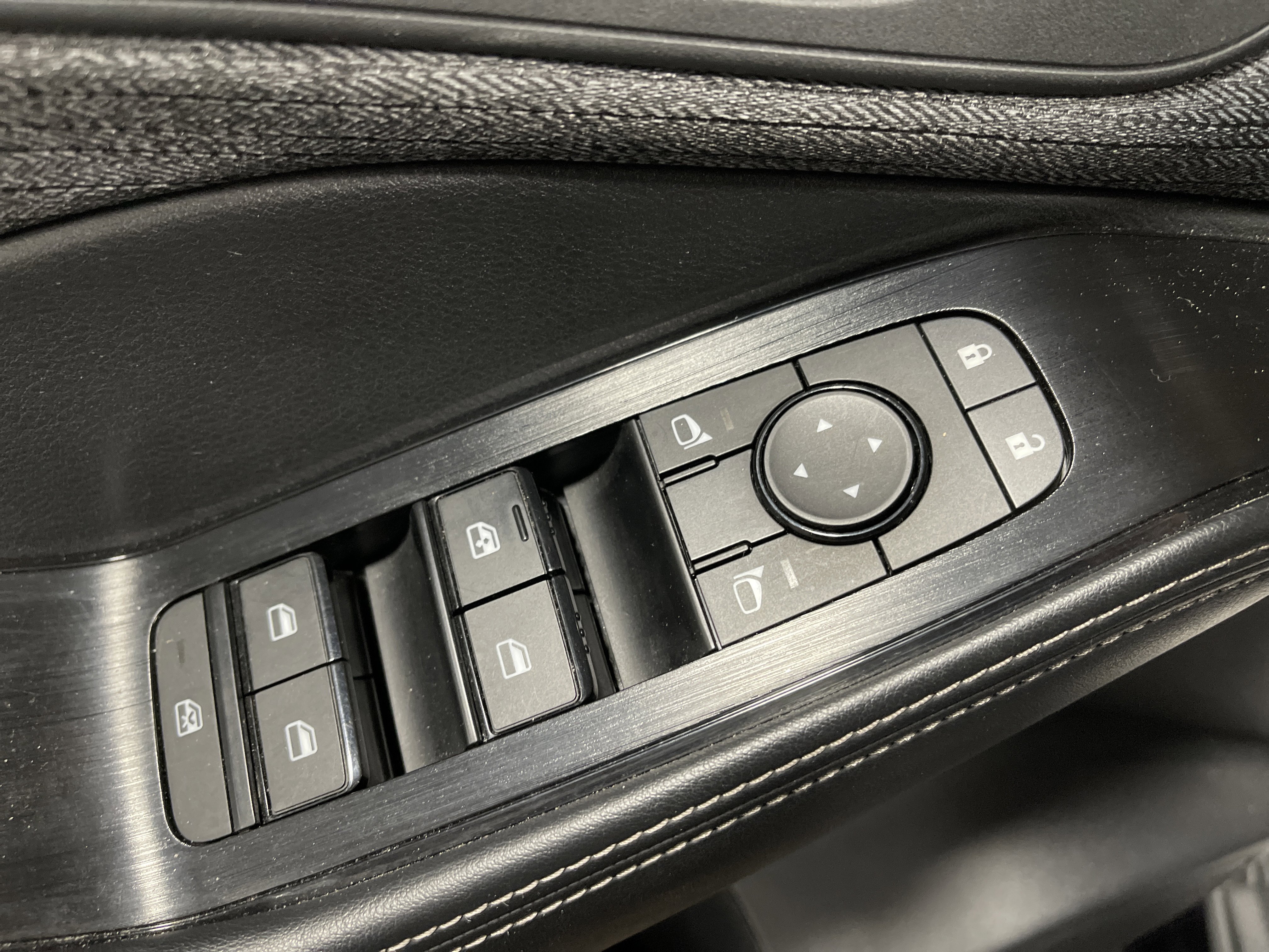 Used 2023 Nissan Rogue SV image 8