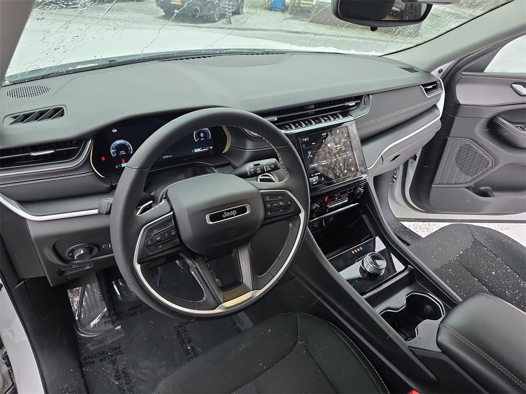 Used 2023 Jeep Grand Cherokee Laredo image 15