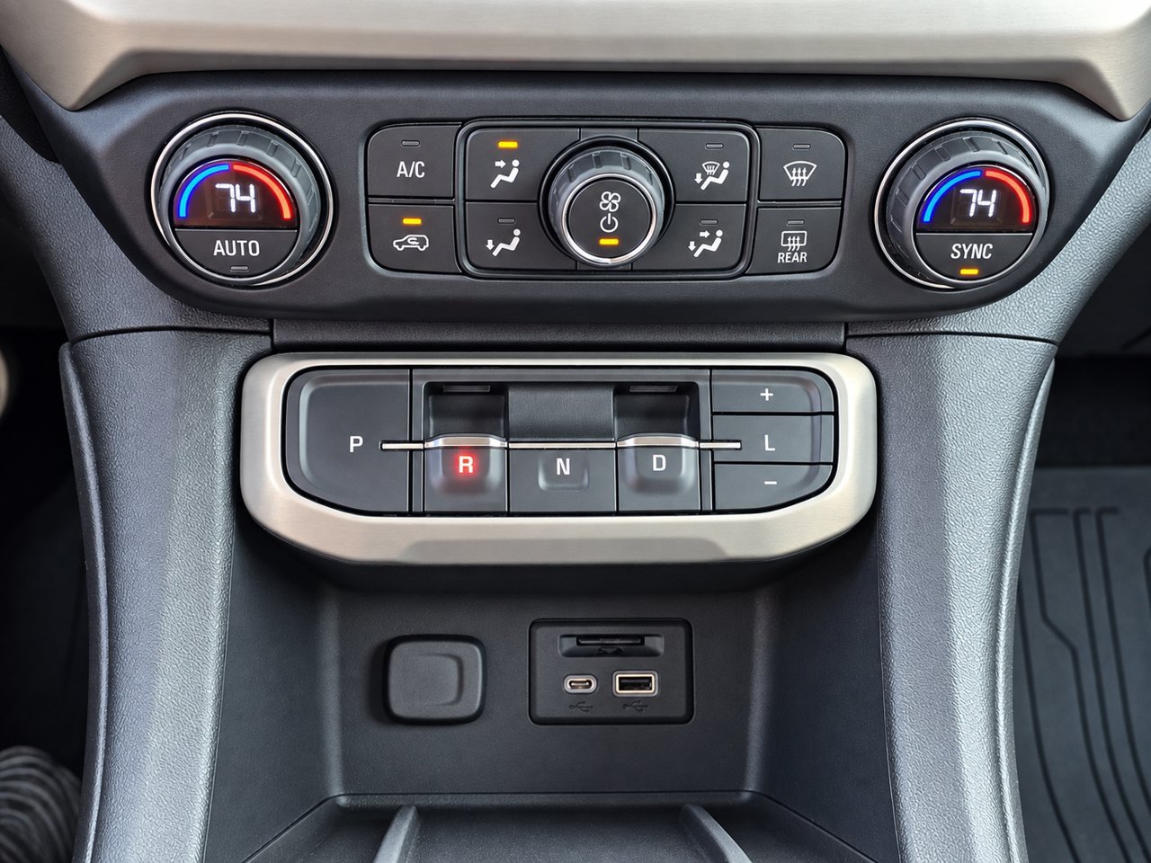 Used 2021 GMC Acadia Denali w/ Denali Technology Package FWD image 19