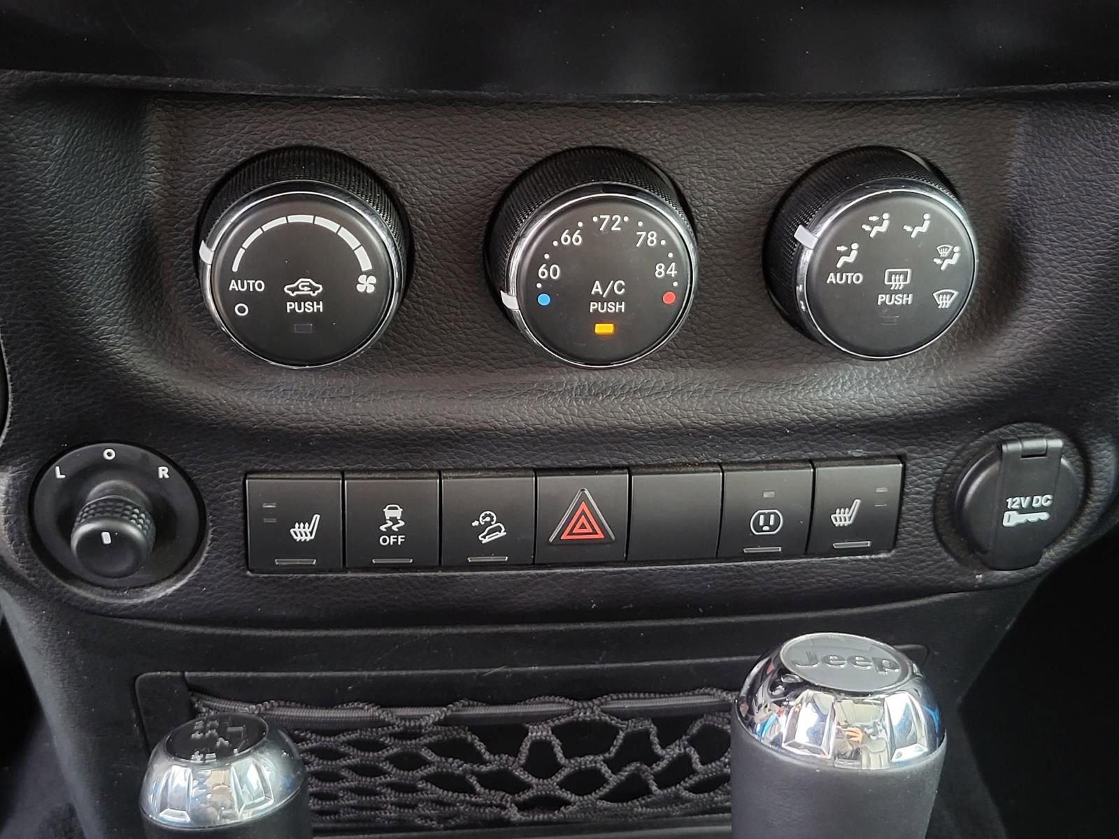 Used 2017 Jeep Wrangler Unlimited Sahara w/ Connectivity Group AWD/4WD image 26
