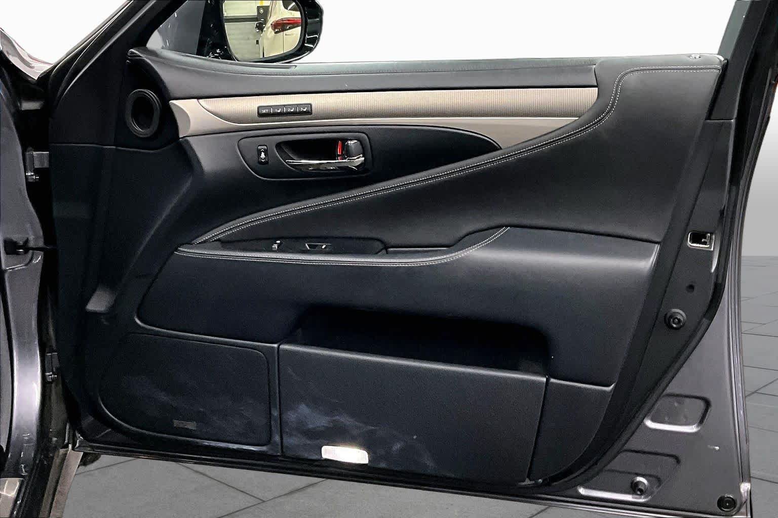 Used 2014 Lexus LS 460 w/ F Sport Package RWD image 22