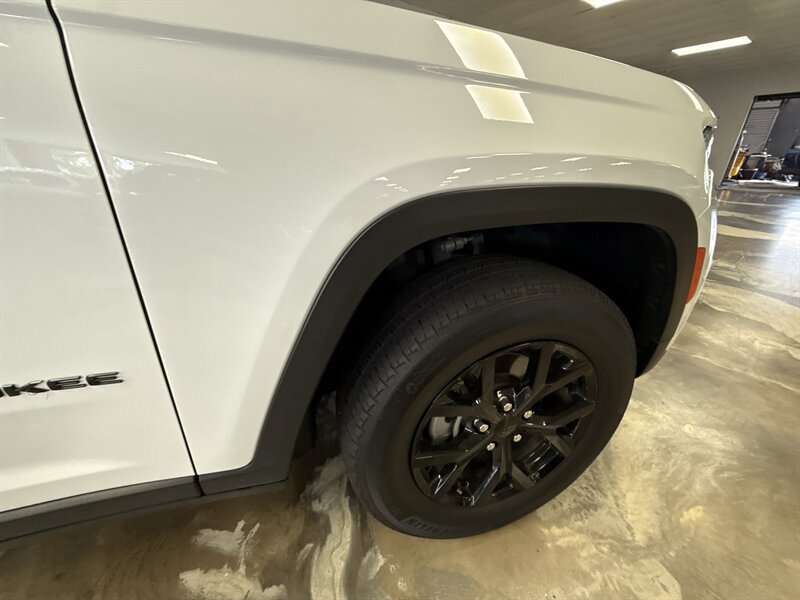 Used 2024 Jeep Grand Cherokee Altitude AWD/4WD image 9
