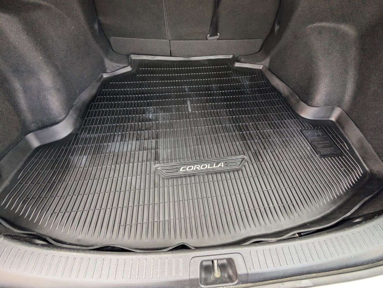 Used 2020 Toyota Corolla LE image 19