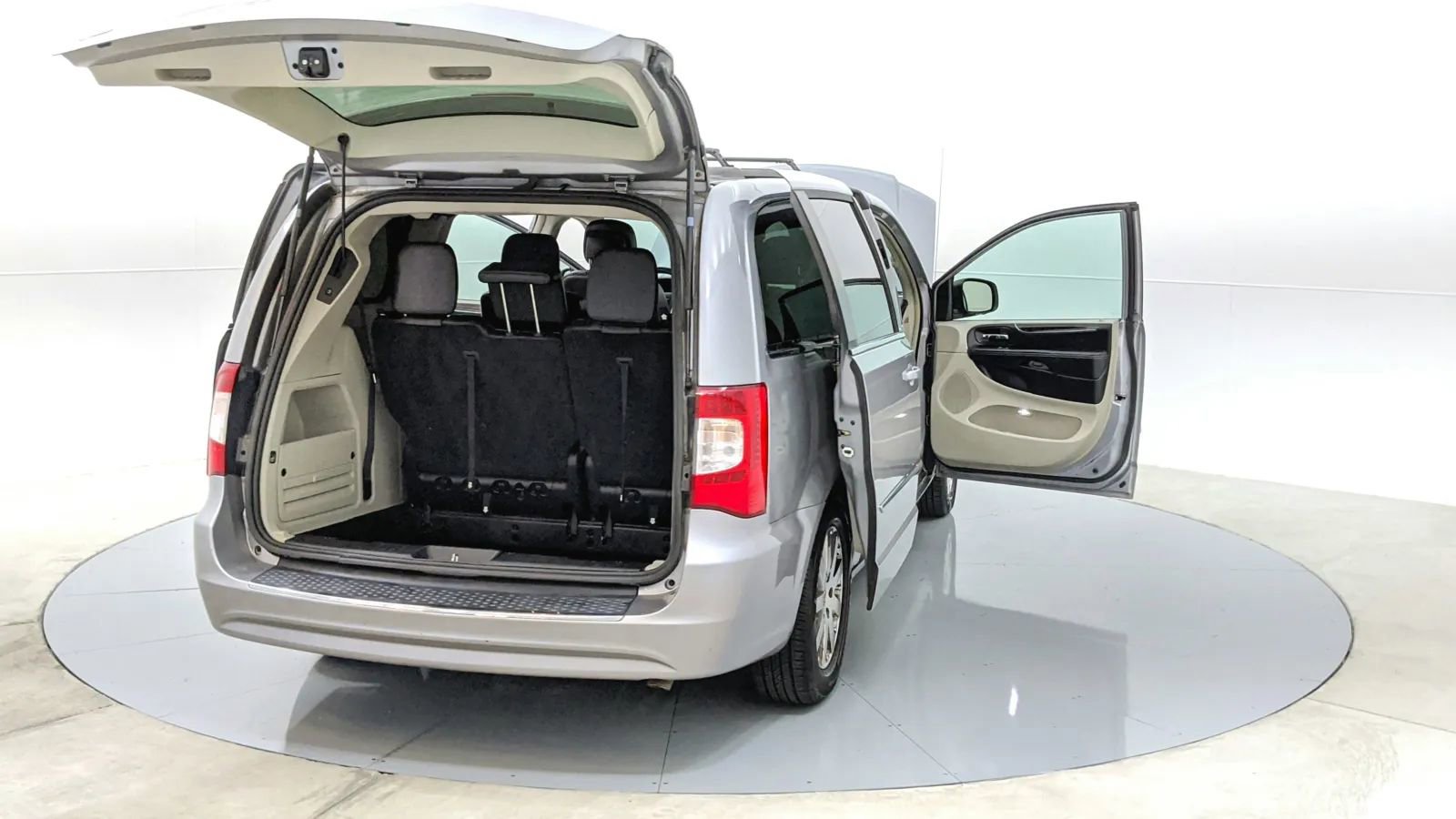 Used 2014 Chrysler Town & Country Touring image 32