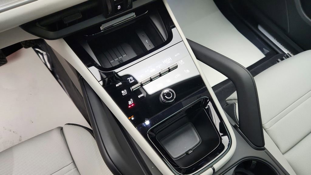 Certified 2025 Porsche Cayenne E-Hybrid Coupe image 34