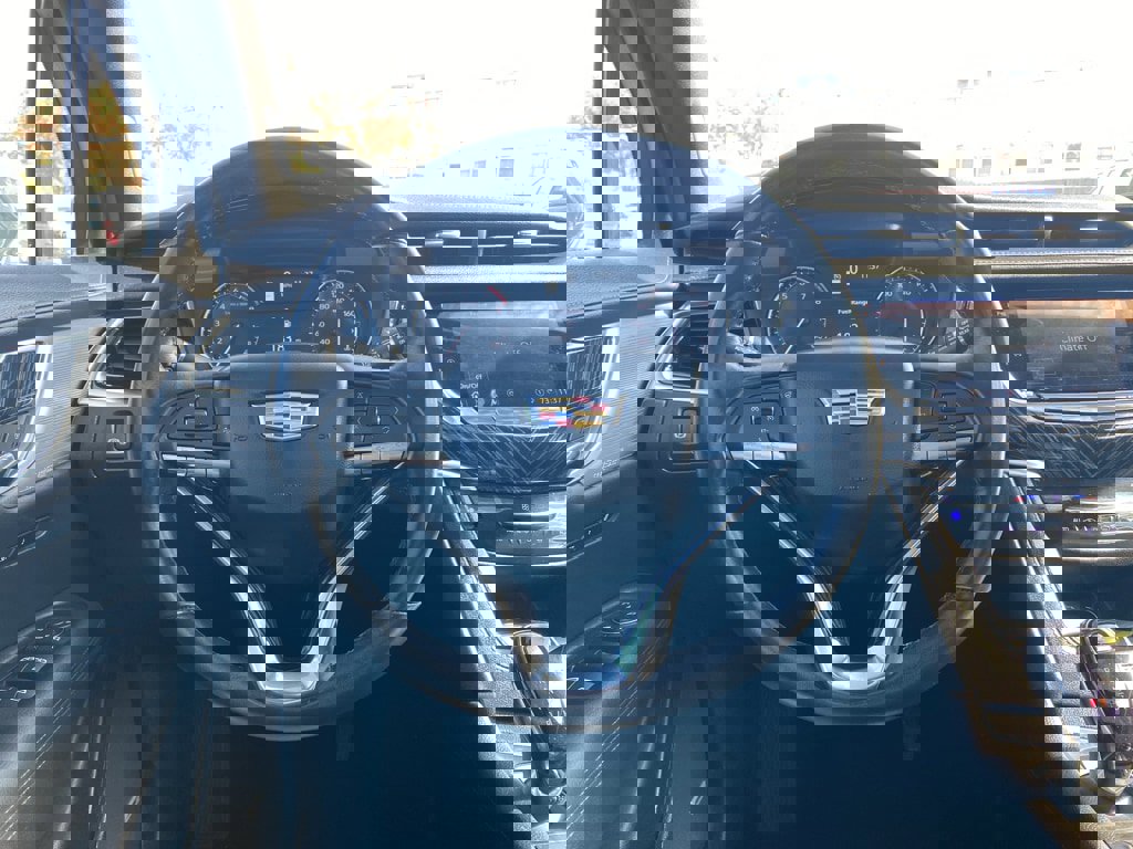 Used 2025 Cadillac XT6 Premium Luxury image 4