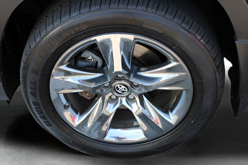 Used 2018 Toyota Highlander Limited Platinum AWD/4WD image 2