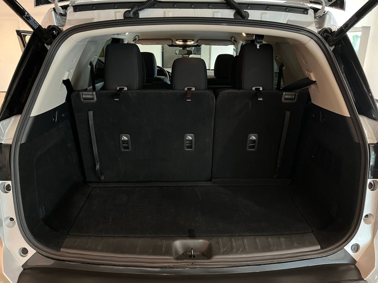 Used 2025 Nissan Pathfinder SV FWD image 33