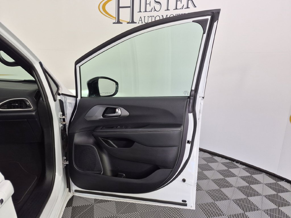 Used 2025 Chrysler Pacifica Select FWD image 33