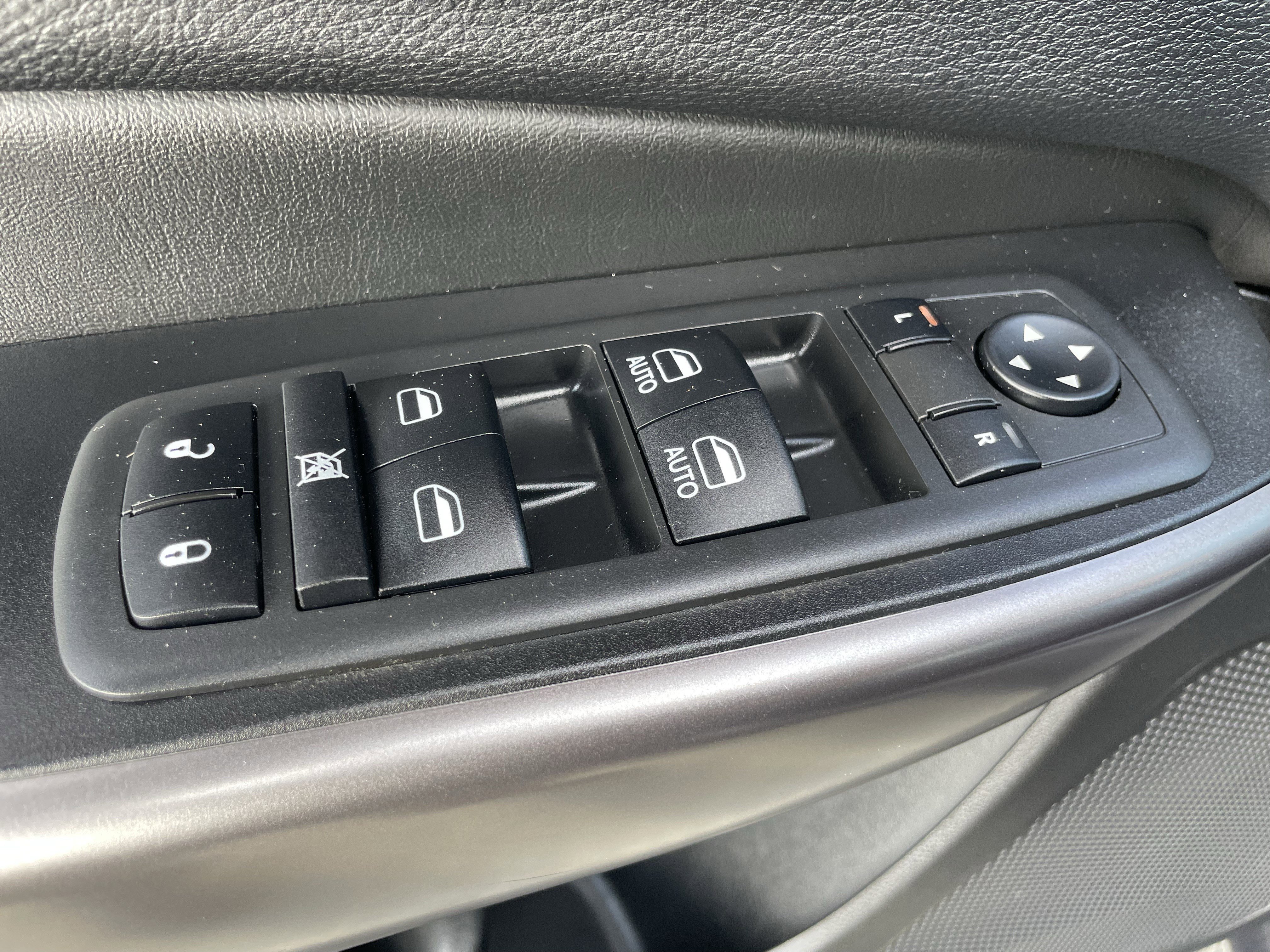 Used 2019 Jeep Cherokee Limited image 11