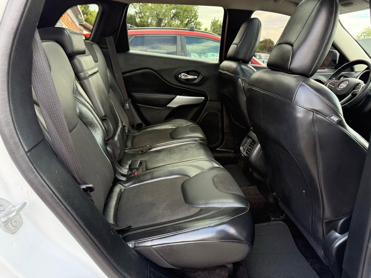 Used 2018 Jeep Cherokee Latitude Plus w/ Comfort/Convenience Group image 28