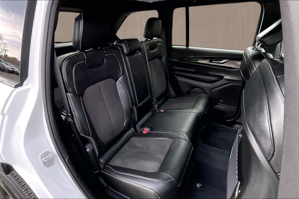 Used 2023 Jeep Grand Cherokee Altitude AWD/4WD image 24