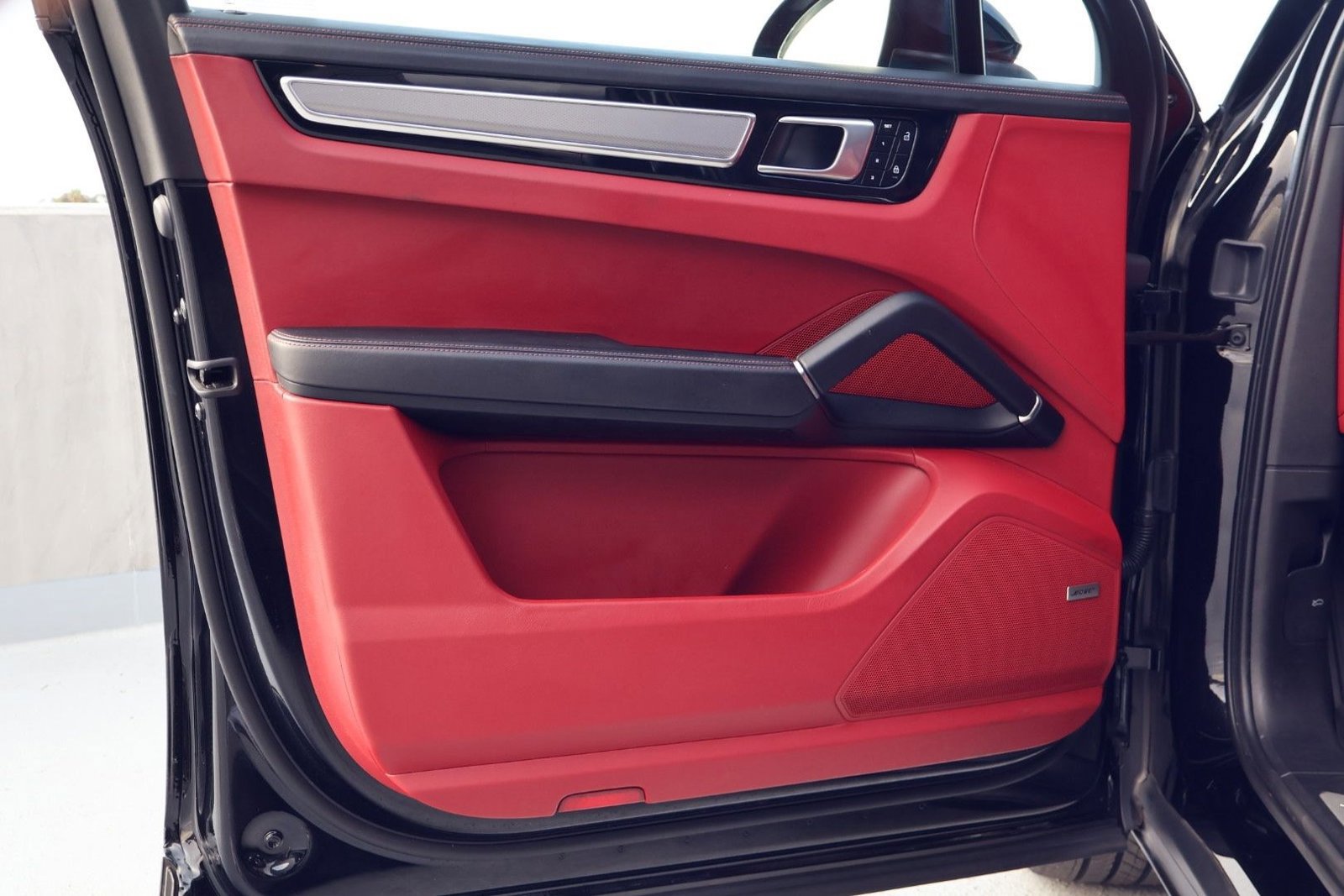 Certified 2023 Porsche Cayenne Platinum Edition image 13