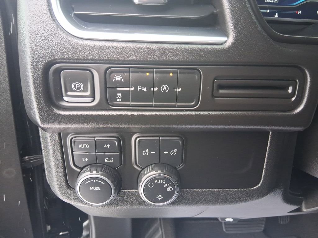 Used 2023 Chevrolet Suburban LT image 23