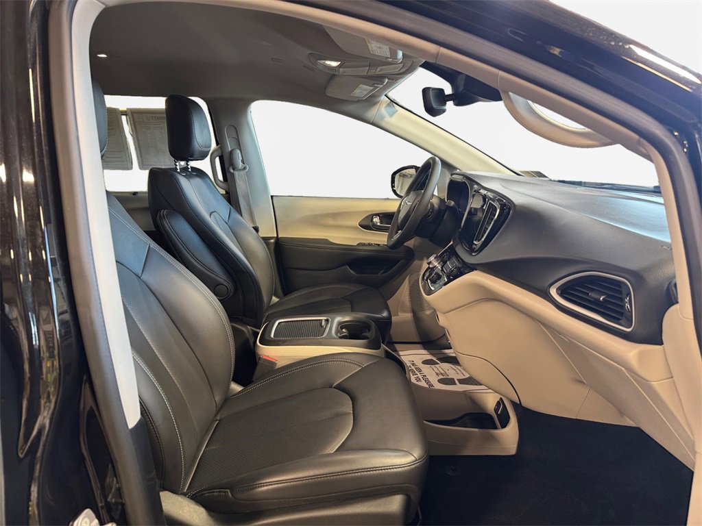 Used 2024 Chrysler Pacifica Touring-L image 26