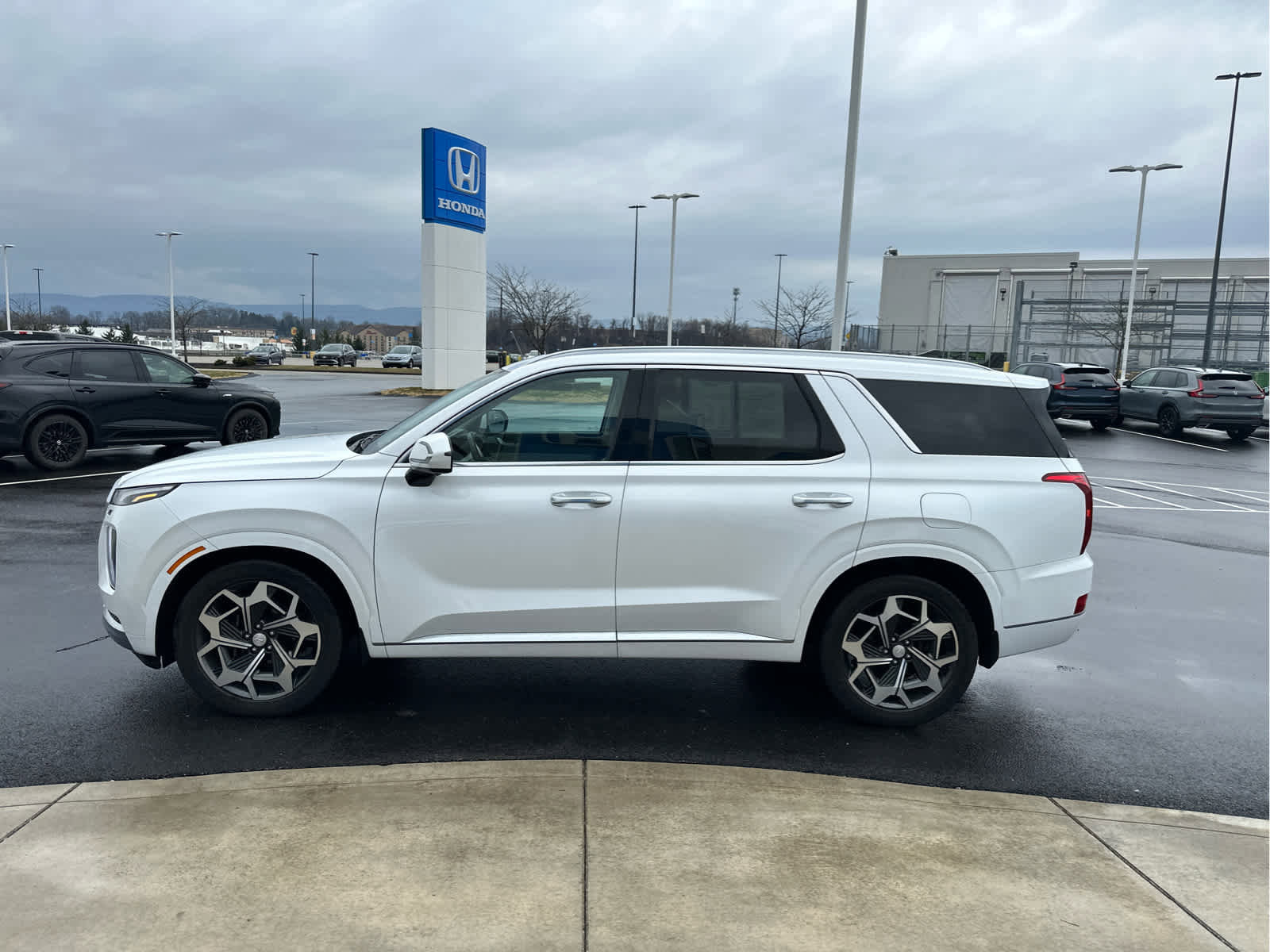 Used 2021 Hyundai Palisade Calligraphy image 2