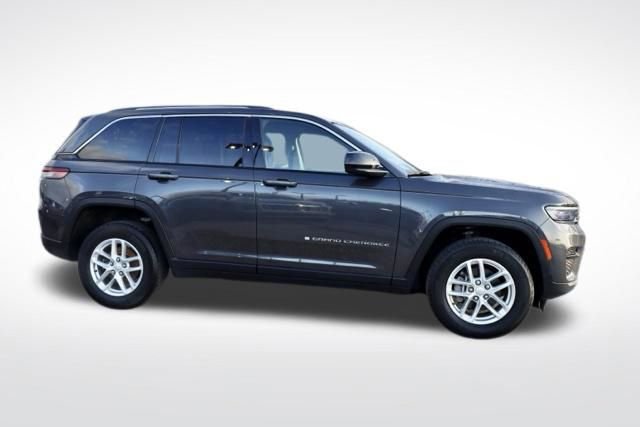 Used 2023 Jeep Grand Cherokee Laredo image 12