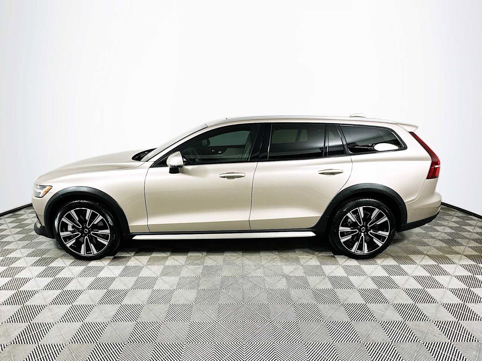 Used 2025 Volvo V60 B5 Cross Country Ultra w/ Protection Package Premier image 4