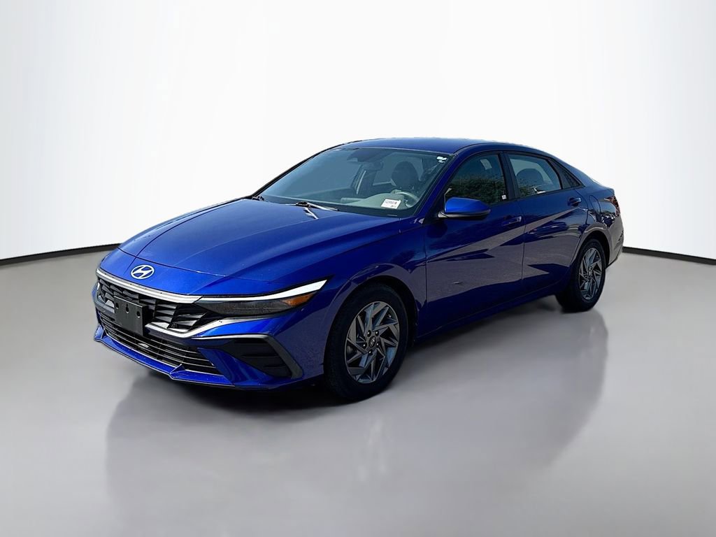 Used 2024 Hyundai Elantra SEL image 3
