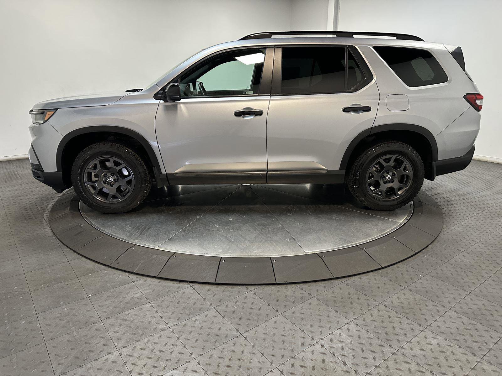 Used 2023 Honda Pilot TrailSport image 8