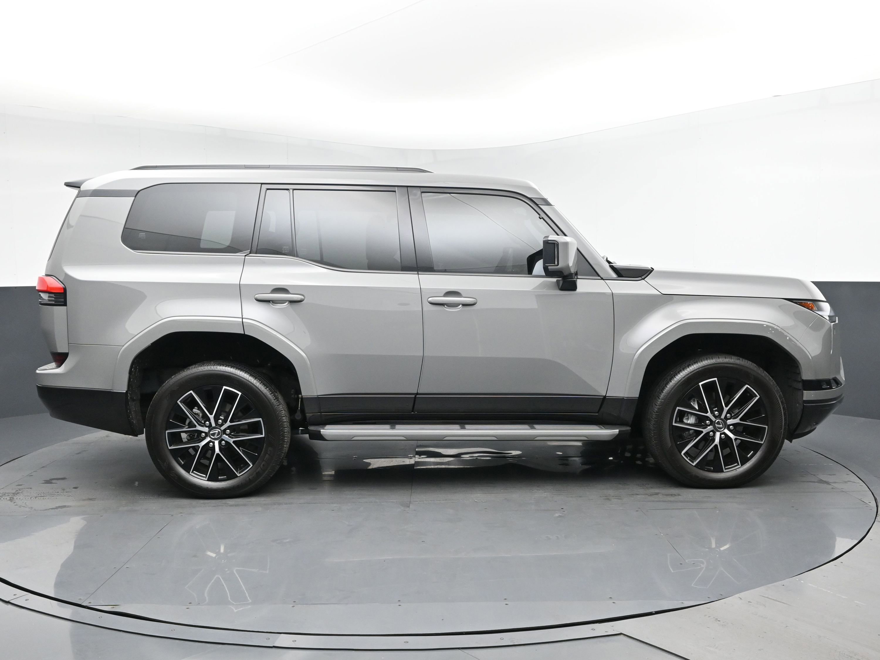 Used 2024 Lexus GX 550 image 3