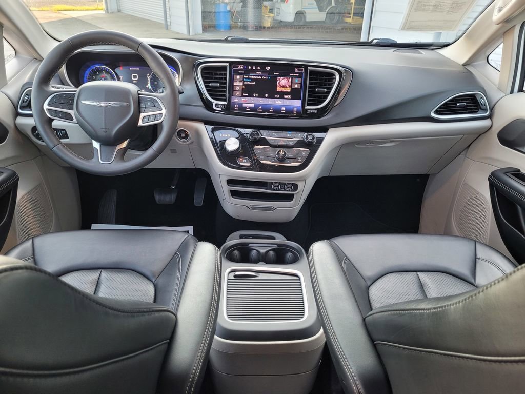 Used 2024 Chrysler Pacifica Touring-L image 16
