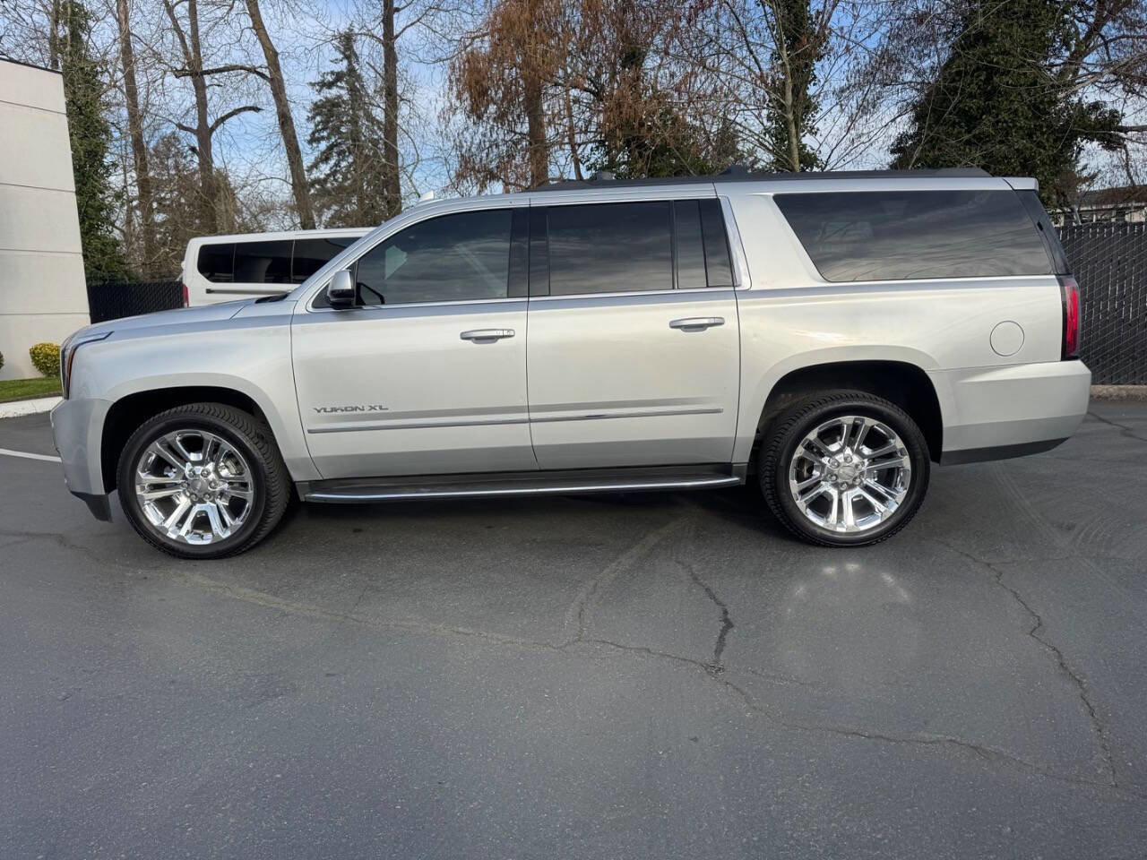 Used 2017 GMC Yukon XL SLT w/ Premium Edition image 2