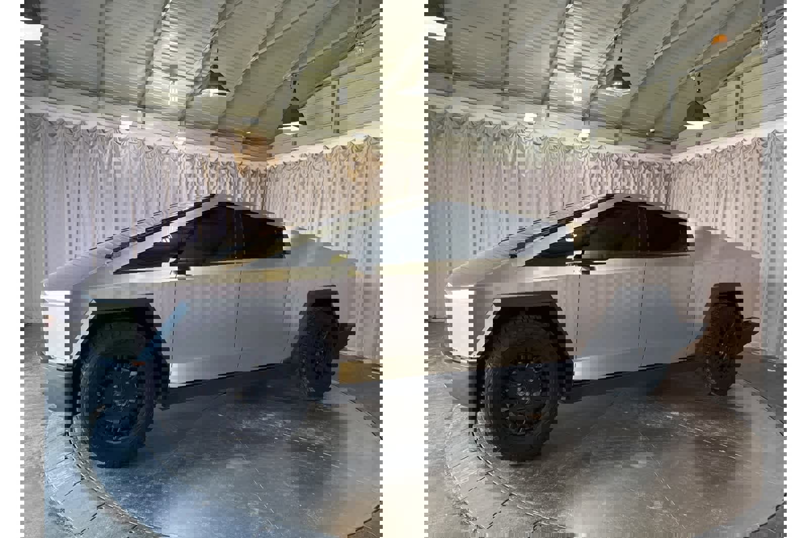 Used 2024 Tesla Cybertruck AWD Crew Cab image 4