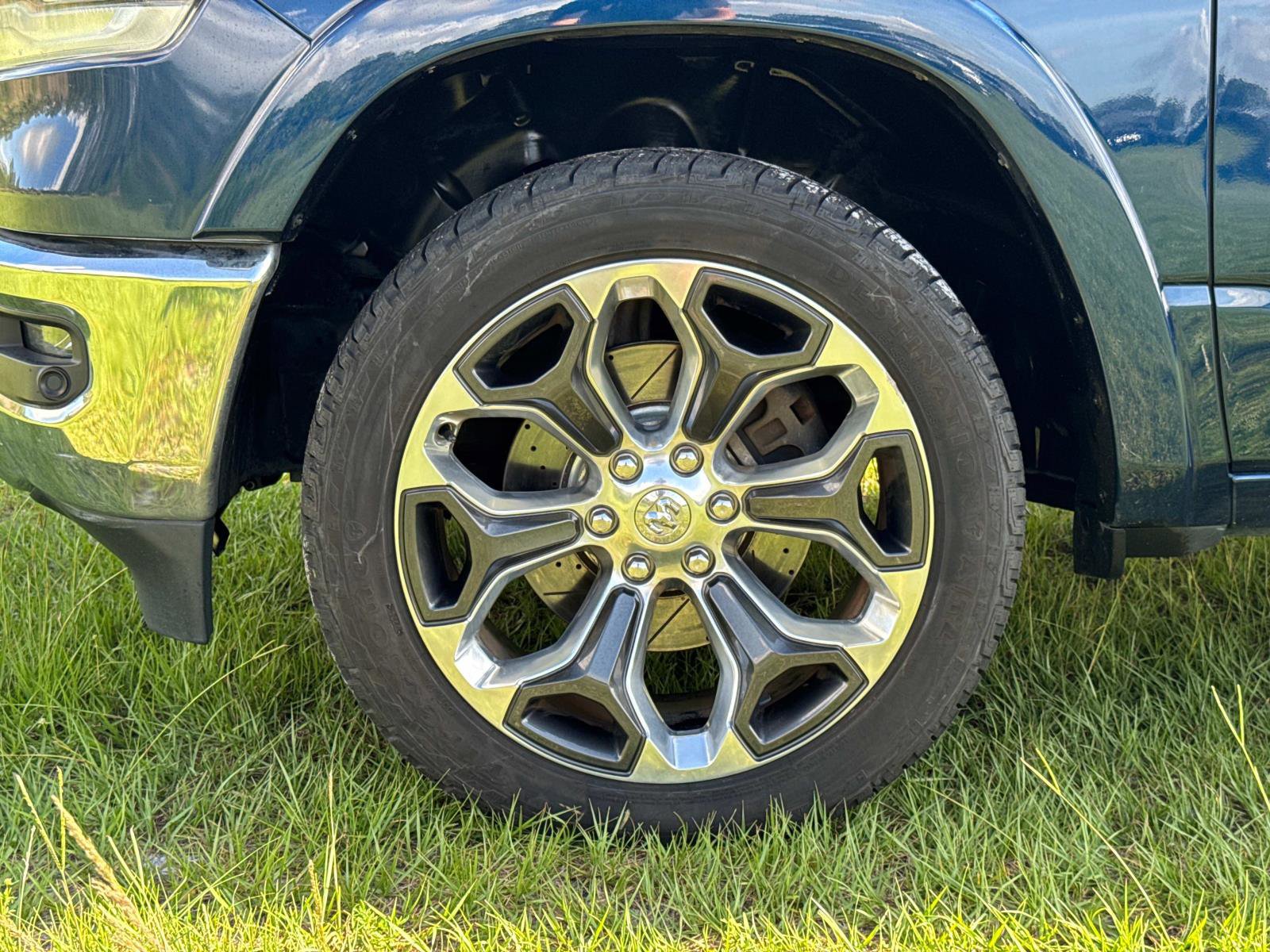 Used 2019 RAM 1500 Laramie AWD/4WD image 10