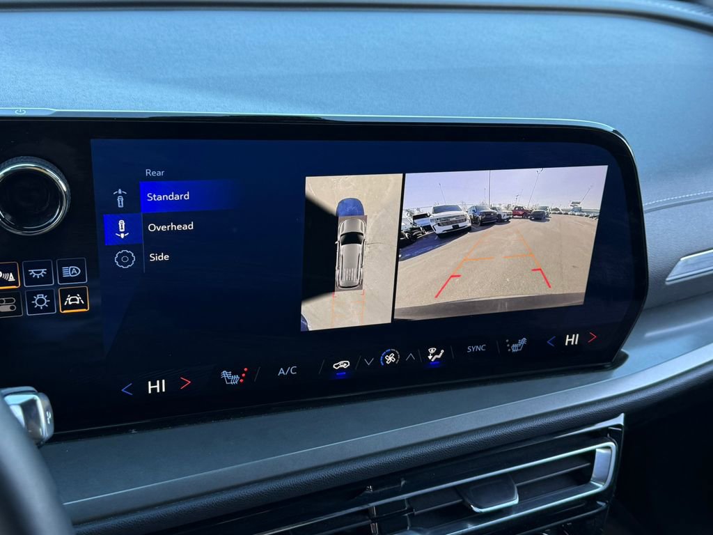 Used 2024 Chevrolet Traverse LT image 28