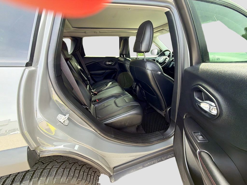 Used 2022 Jeep Cherokee Trailhawk w/ Trailhawk Elite Value Package AWD/4WD image 29