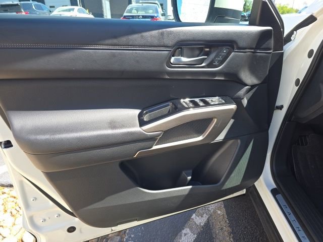 Used 2023 Nissan Pathfinder Platinum AWD/4WD image 16