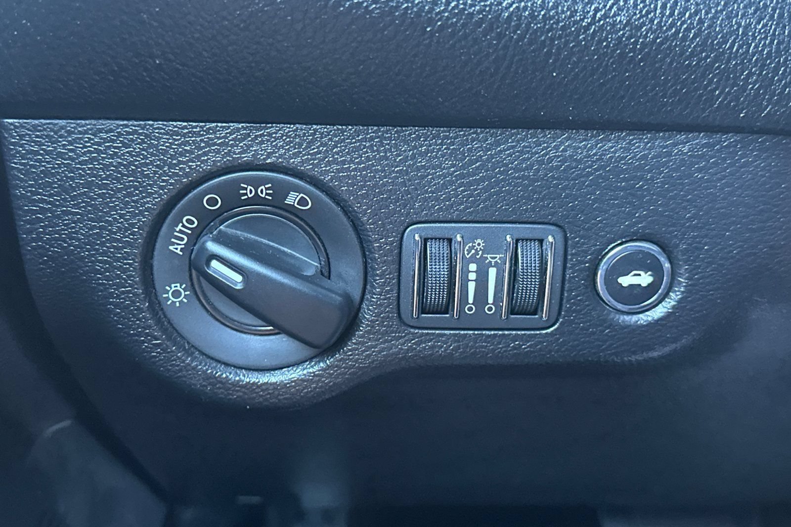 Used 2019 Dodge Challenger SXT RWD image 26