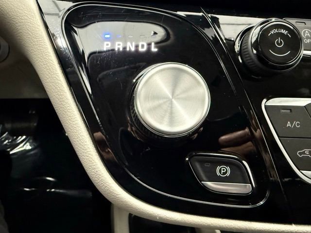 Used 2023 Chrysler Pacifica Touring-L image 44