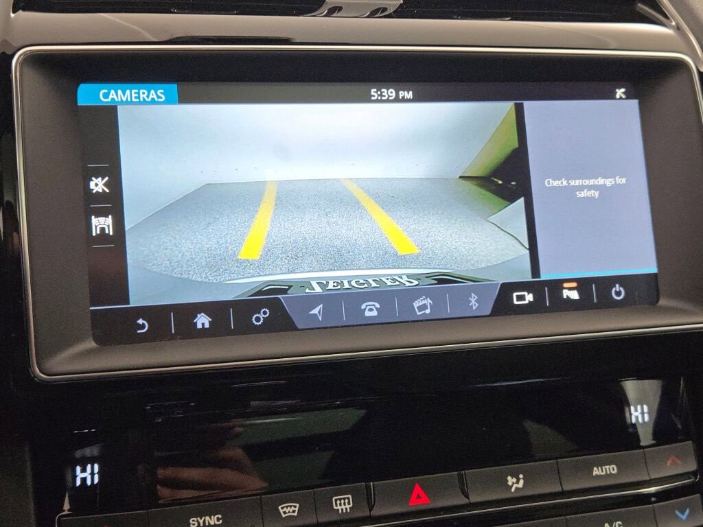 Used 2019 Jaguar F-PACE Premium image 32