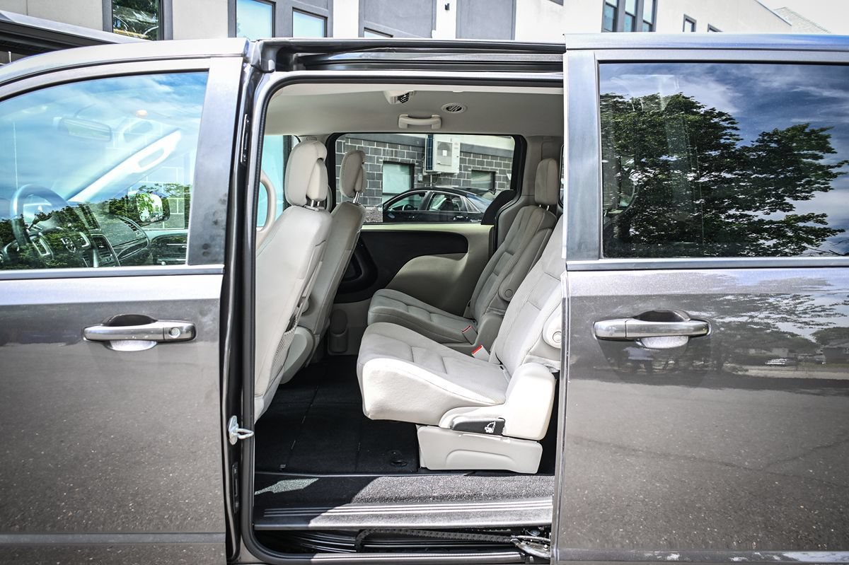 Used 2018 Dodge Grand Caravan SE w/ UConnect Hands-Free Group FWD image 12
