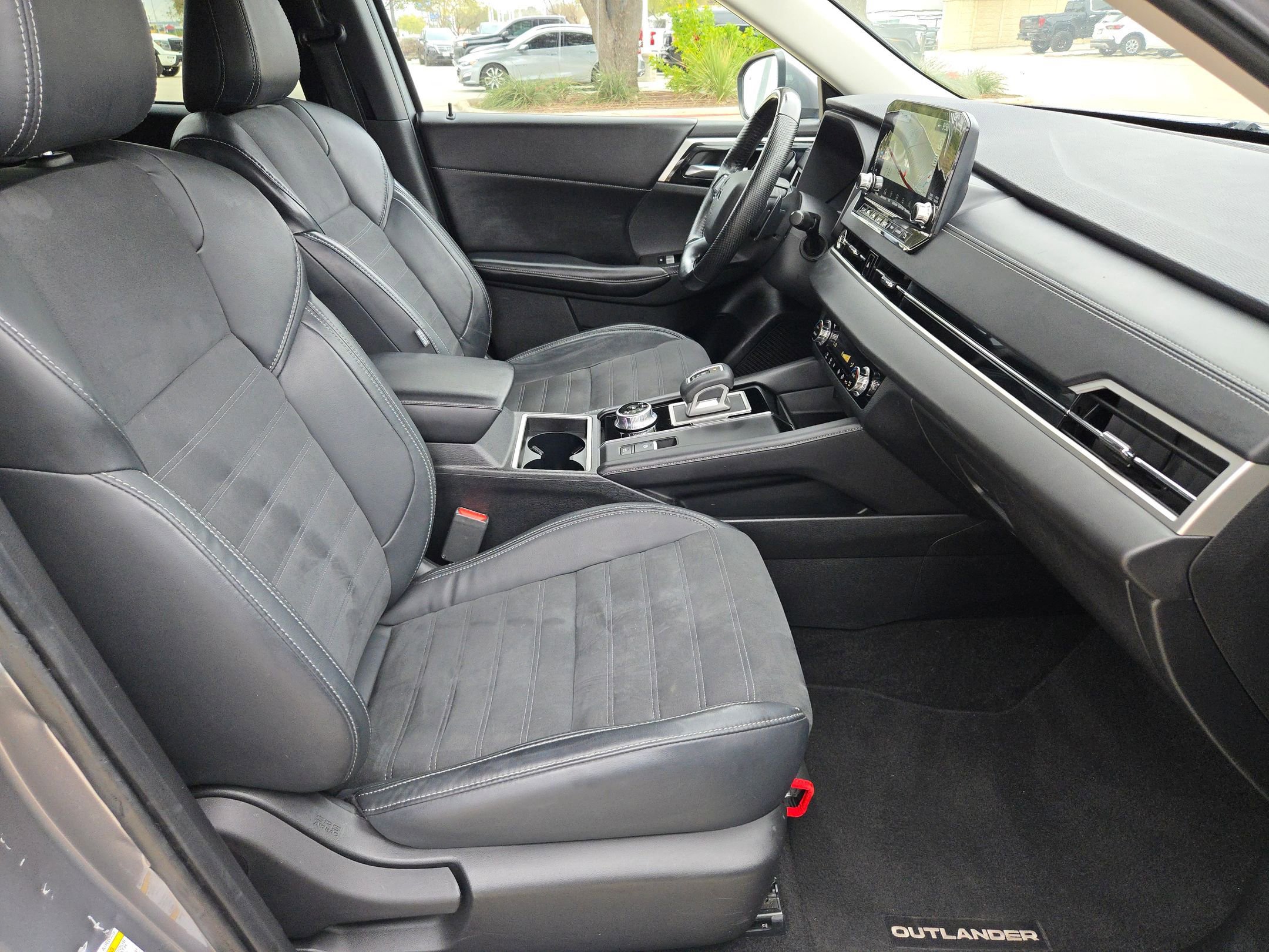 Used 2022 Mitsubishi Outlander SE image 29