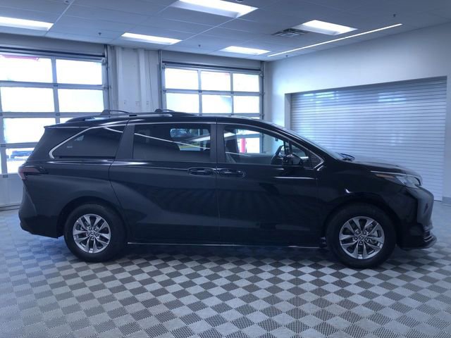 Certified 2026 Toyota Sienna LE FWD image 35