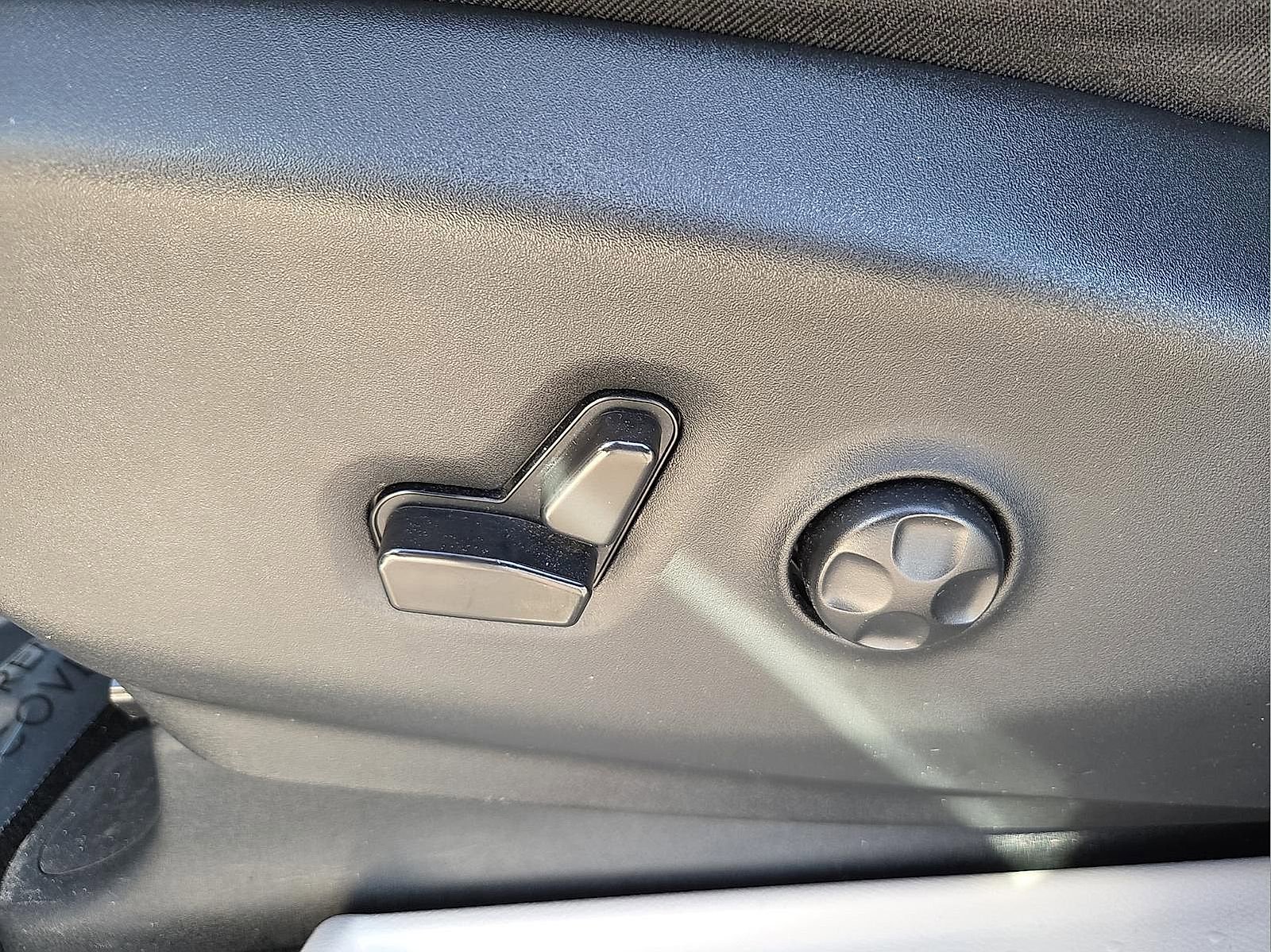 Used 2024 Chrysler Pacifica Touring-L image 16