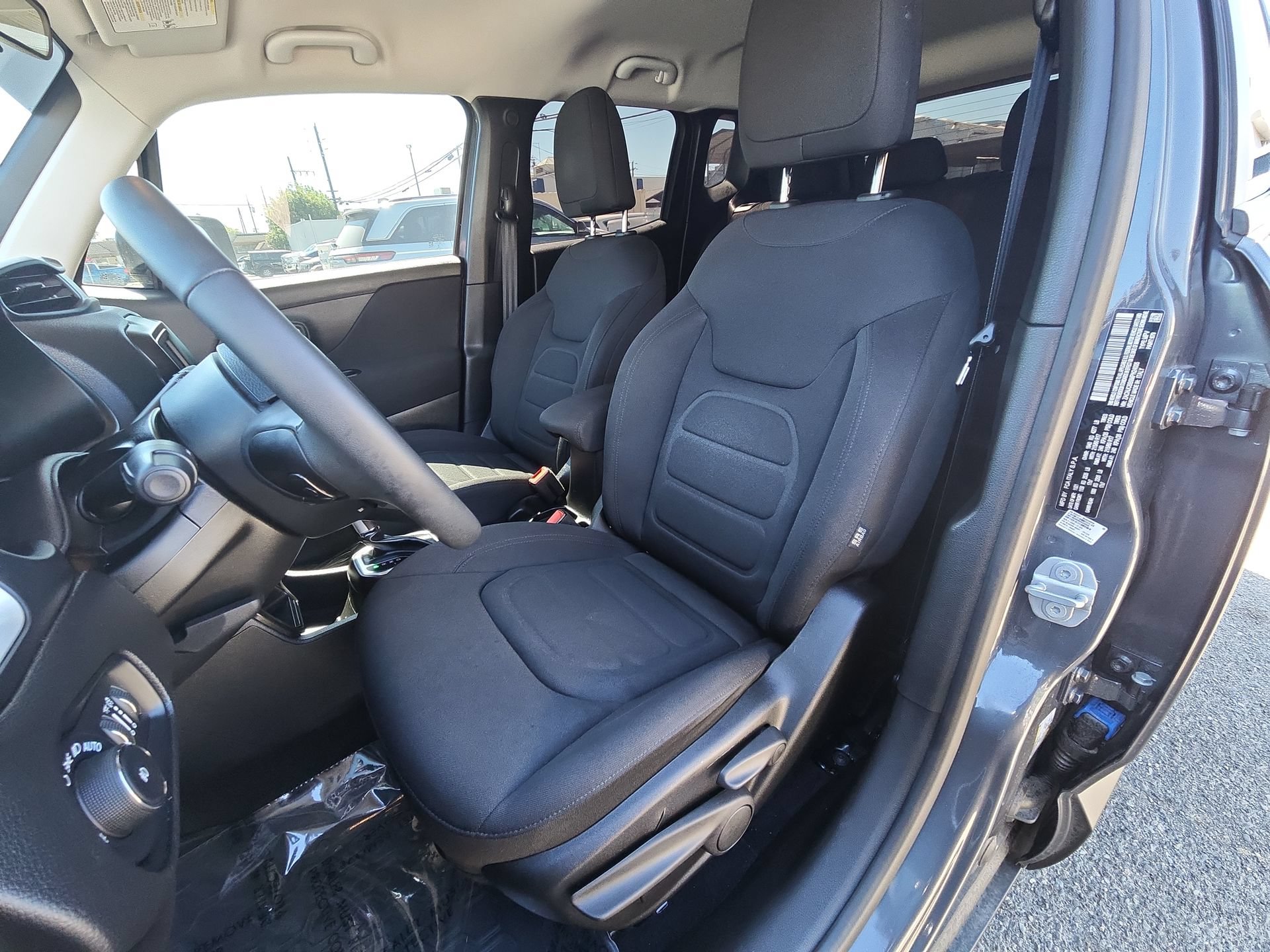 Used 2021 Jeep Renegade Latitude FWD image 13