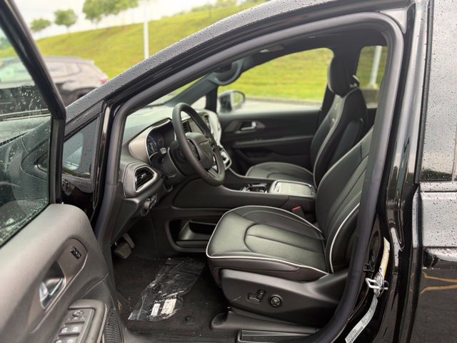 New 2027 Chrysler Pacifica Limited w/ Family Tech Group AWD/4WD image 16